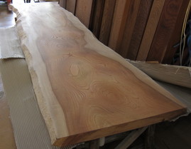 テーブルなどに使用する欅の板